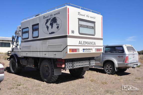 Encontro com um carro muito maior do que a Fiona, de expedicionários alemães, na Península Valdés, no litoral da  patagônia argentina